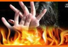 मछली पकड़ने साथ जाने से मना किया तो पति ने पत्नी को पेट्रोल डालकर जलाया