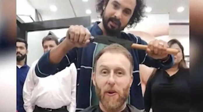 इस हेयर ड्रेसर का बाल काटने का अनोखा अंदाज, उड़ा देता है सबके होश barber