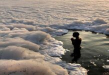 इस वजह से यमुना नदी उठ रहे जहरीले झाग , आखिर किया है यह? yamuna-river-covered-with-polluted-foam