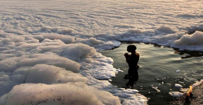 yamuna-river-covered-with-polluted-foam