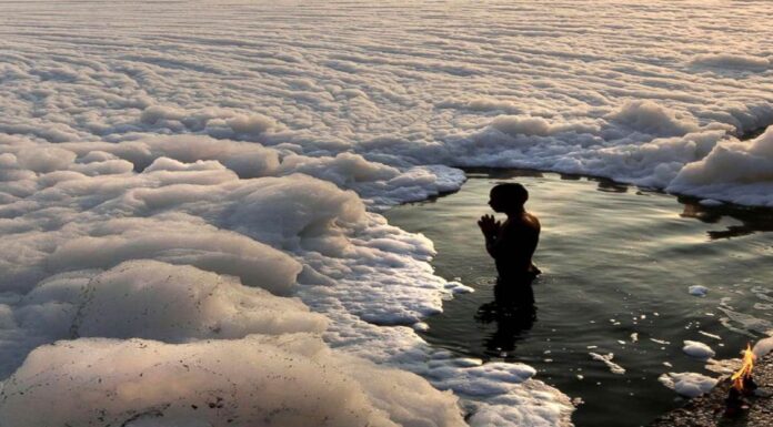इस वजह से यमुना नदी उठ रहे जहरीले झाग , आखिर किया है यह? yamuna-river-covered-with-polluted-foam