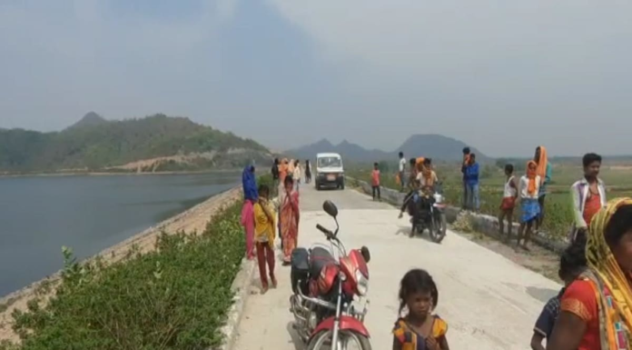 मछली मारने गए मछुआरों को डैम में तैरते दिखे महिला समेत तीन बच्चों के शव, जांच में जुटी पुलिस Nawada
