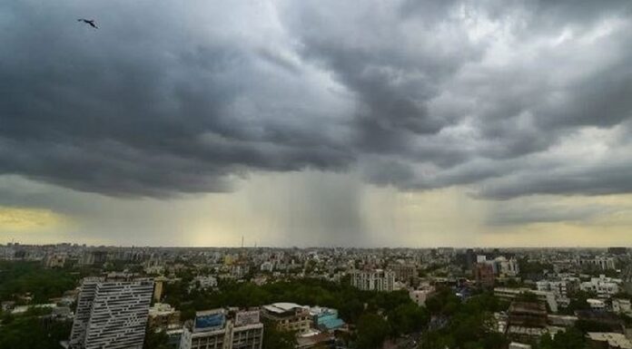 Weather Alert: दिल्ली में हुई बारिश से मौसम सुहाना, कई राज्यों में आंधी-पानी का अलर्ट जारी Weather Alert