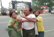 पटना में समोसा के लिए दुकानदार समेत पत्नी व पुत्र की पिटाई दिनदहाड़े ,आगजनी व हंगामा। samosa wala hit on road
