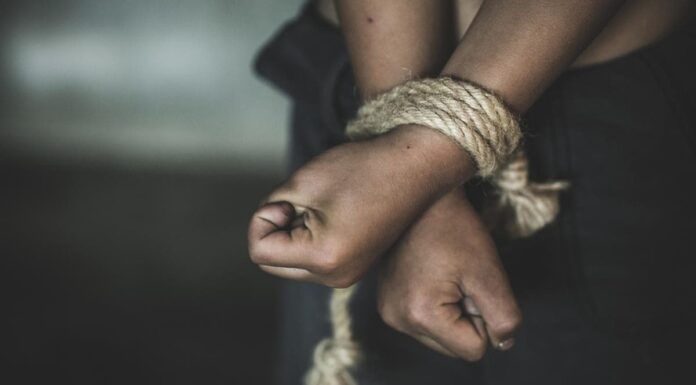 मुजफ्फरपुर के मोतीपुर में शराब के साथ देख लेने पर किशोर को अगवा कर बनाया बंधक kidnapping