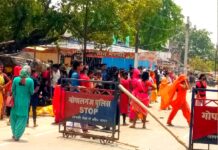 लॉकडाउन का विरोध! गोपालगंज में किन्नरों ने जमकर किया बवाल, सरकारी गाड़ी को किया क्षतिग्रस्त, जान बचाकर भागे अधिकारी Kiner