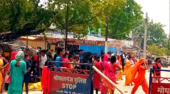 लॉकडाउन का विरोध! गोपालगंज में किन्नरों ने जमकर किया बवाल, सरकारी गाड़ी को किया क्षतिग्रस्त, जान बचाकर भागे अधिकारी Kiner