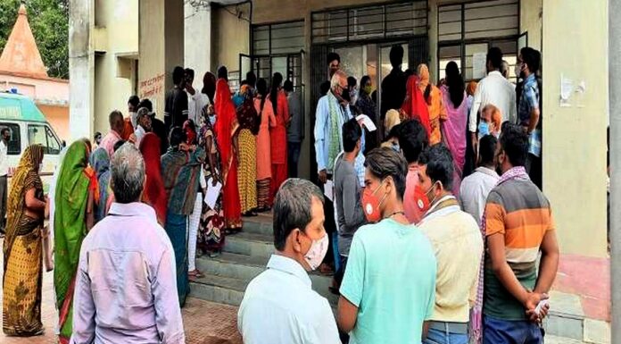 बिहार : मधुबनी के हरलाखी में टीकाकरण से पहले कुछ लोग बांट रहे कोरोना संक्रमण madhubani_Vaccination