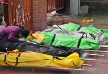 कोरोनाः नेपाल में भी भारत जैसा हाल; बेड-ऑक्सीजन की कमी, चिताओं का अंबार nepal lockdown