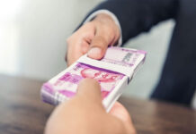 कोरोना से घरेलू अर्थव्यस्था को बड़ी चोट, बैंकों से कई गुना ज्यादा रुपए निकाल रहे लोग withdraw-cash