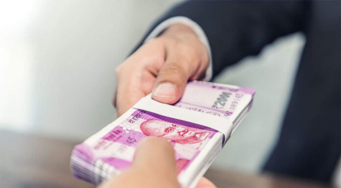 कोरोना से घरेलू अर्थव्यस्था को बड़ी चोट, बैंकों से कई गुना ज्यादा रुपए निकाल रहे लोग withdraw-cash