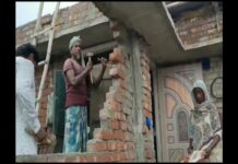 बिहार :नदियों के कटाव से डरे लोग ,ग्रामीण अपना पक्का मकान तोड़ पलायन को मजबूर purniea
