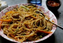 चाउमिन में मिली लोहे की किल, रेस्टोरेंट की जांच में मिला मिलावटी पनीर Chomein