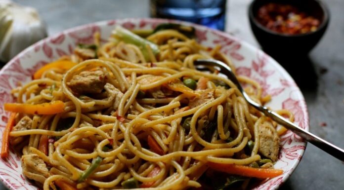 चाउमिन में मिली लोहे की किल, रेस्टोरेंट की जांच में मिला मिलावटी पनीर Chomein