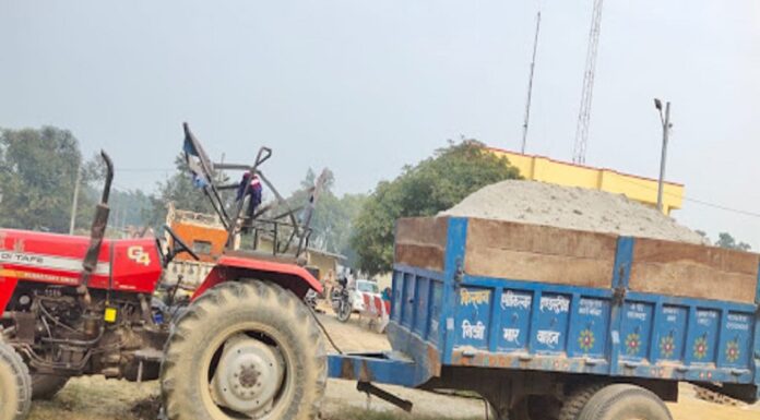 बेख़ौफ़ बालू कारोबारियों की चल रही मनमानी, तय दर से दोगुने तिगुने दाम पर बिक रहे बालू। sand