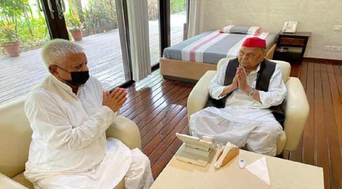 राजनितिक गलियारों में मचा हलचल जब सोशल मीडिया पर दिखी लालू संग मुलायम यादव की तस्वीरें। LALOO PRASAD YADAV