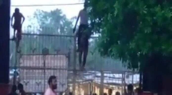 अशोकधाम का ताला तोड़ मंदिर के अंदर घुसे श्रद्धालु। ashokdhaam