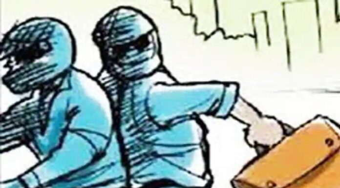 देर रात कैश काउंटिंग के वक़्त बक्सर के बैंक में हुई लाखो रुपए की लूट। bankloot