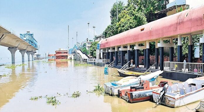 बारिश और बाढ़ से बिहार बेहाल, नदियों के जलस्तर बढ़ने से अब राजधानी पटना में भी बजी खतरे की घंटी। Bihar-Due-to-increasing-water-levels-Patna-is-on-the-verge-of-floods.