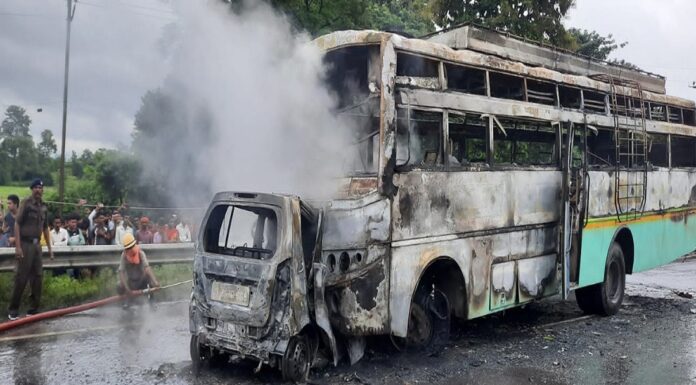 बिहार-झारखण्ड हाईवे सड़क पर हुई बस और कार की टक्कर में पटना के 5 लोग जिंदा जले। accident of bus and car
