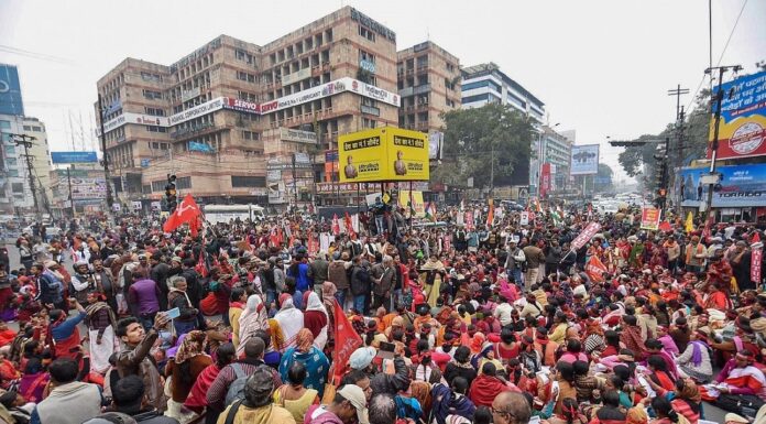 भारत बंद का बिहार में भी असर- पटना में गांधी ब्रिज पर लगाया जाम,बंद समर्थक करा रहे दुकाने बंद। bharat band live pictures