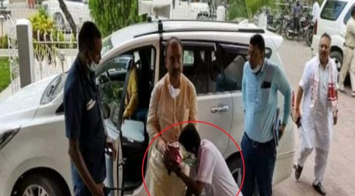 बिहार के सिविल सर्जन ने छुआ स्वास्थ्य मंत्री मंगल पांडेय का पैर ,तस्वीरें हुई वायरल। bihar civil surgeon