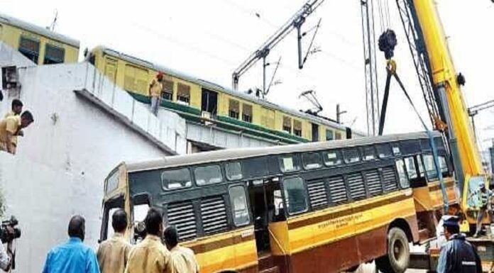 प्रशासन के दिए निर्देश का अवहेलना करते दर्जन भर बस चालकों पर लगा हजारों का जुर्माना, बसें हुईं जब्त। bus stand bariya