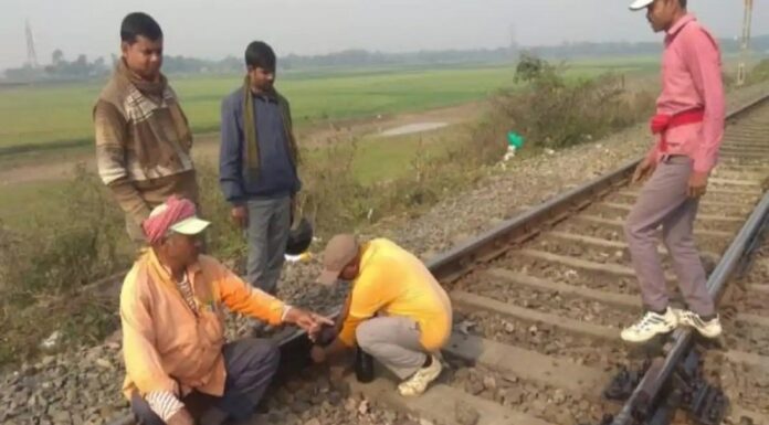 बरौनी-कटिहार के बिच रेल ट्रैक धसने से परिचालन में आई रुकावट, पिछले 100 घंटो हुई कई ट्रेने रद्द। railway reparing line