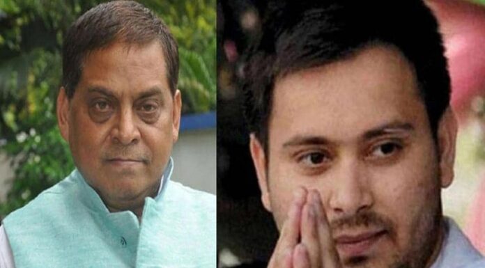 नोट बांटते हुए तेजश्वी यादव का वीडियो हुआ वायरल, जदयू ने साधा निशाना। tejashwi_and_neeraj