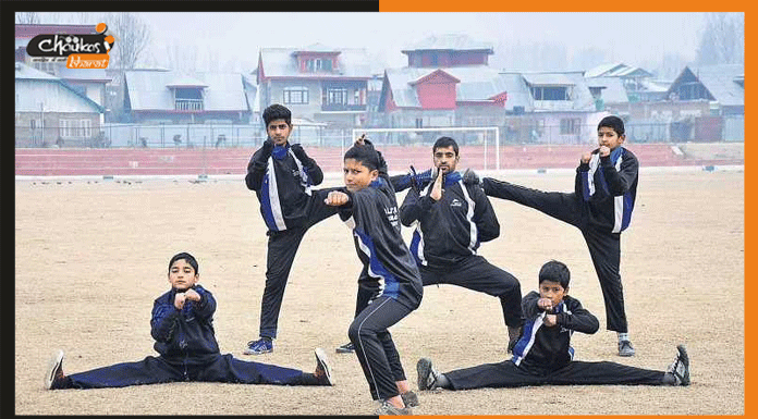 सशक्त बनने के बाद अब बारी शक्तिशाली बनने की karate-playing-kids