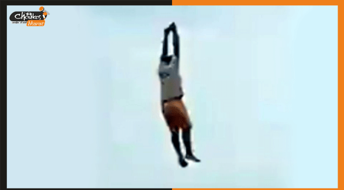 40 फीट की ऊंचाई पर पतंग की डोर पकड़े उड़ता इंसान, देखें विडियो kite-flying-man