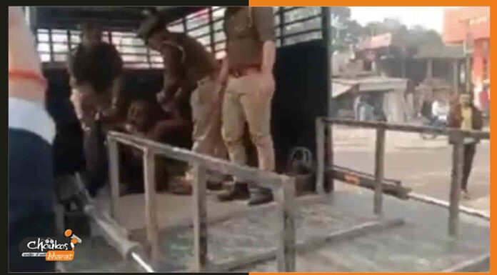 यूपी CM के दौरे से पहले नंगे सड़क पर खाना खा रहे गरीब को पुलिस ने जबरन उठाया up-news