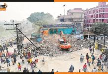 पुल बनाने के लिए प्रशासन ने 27 मकानों पर चलवाया बुलडोजर, स्थानीय लोगों ने जमीन अधिग्रहण पर उठाए सवाल atikraman