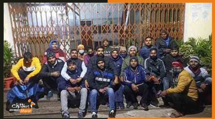 इस कड़कती सर्द रातों में भी हक के लिए धरने पर बैठे छात्र student-dharna