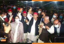 ममता बनर्जी का हमला: अखिलेश यादव के साथ मंच से फुटबॉल फेंककर कहा-‘खेला होबे’ akhilesh-and-mamta-banerjee