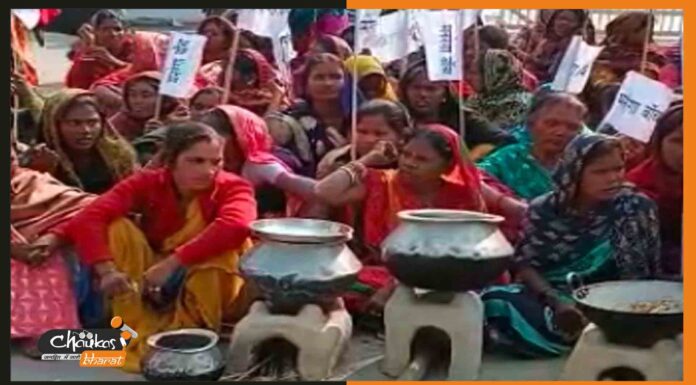 चूल्हा-बर्तन लेकर कलेक्ट्रेट पहुंची सैकड़ों महिलाएं manrega-dharna