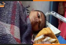 इंटर की परीक्षा देते हुए छात्रा बनी माँ, बटी मिठाइयां student-become-mother