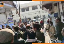 यूपी विधानसभा चुनाव के बीच बड़ा बवाल, दो पार्टियों के समर्थकों के बीच हाथापाई शामली-के-हिन्दू-कन्या-इंटर-कॉलेज-में-बने-बूथ-पर-रालोद-और-भाजपा-समर्थकों-में-झड़प