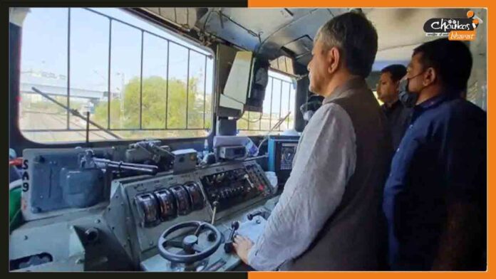 स्वदेशी-'कवच'-का-परीक्षण-करते-केंद्रीय-रेल-मंत्री