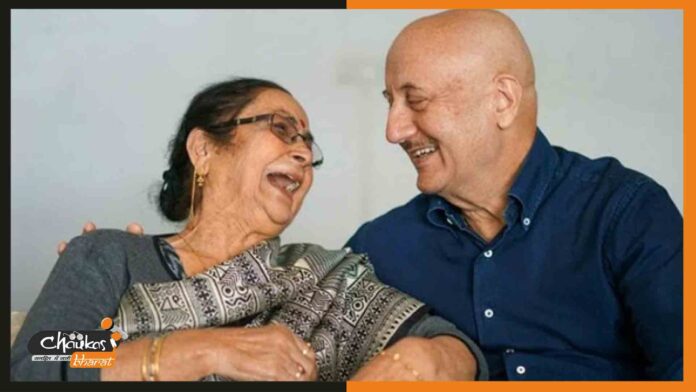 anupam-kher-and-her-mother