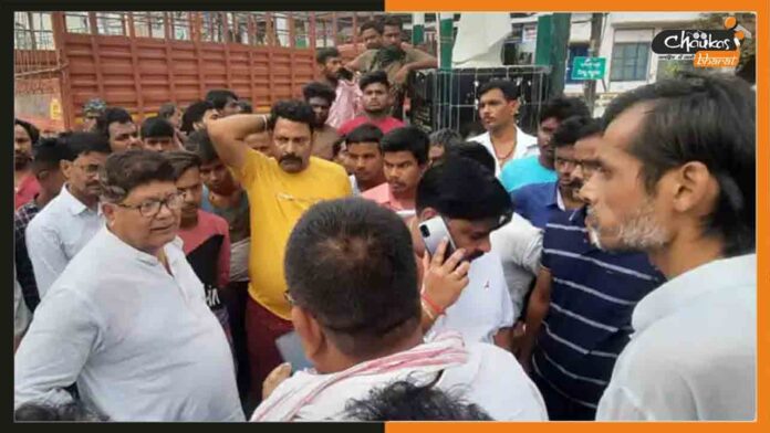 चाय-पीते-युवक-को-मिक्सिंग-गाड़ी-ने-रौंद-डाला