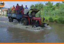 ऑफिस जाने के लिए निकाली नई तरकीब, पहुंचे ट्रैक्टर से banglore-flood