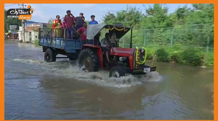 ऑफिस जाने के लिए निकाली नई तरकीब, पहुंचे ट्रैक्टर से banglore-flood