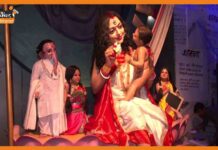 कोलकाता में बनाई गई सेक्स वर्कर्स के जीवन को दर्शाने वाली सिलिकॉन दुर्गा की मूर्ति sex-worker Durga idol