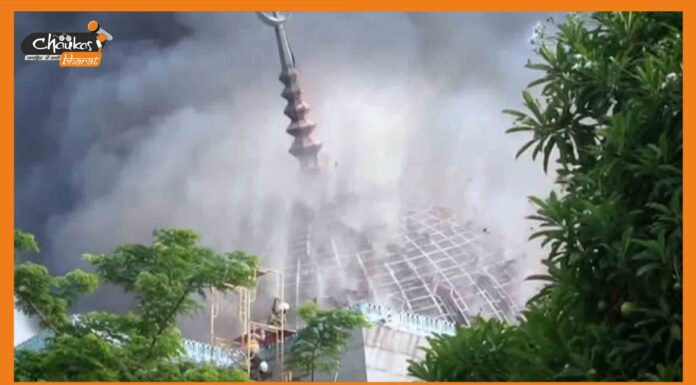इंडोनेशिया के इस्लामिक सेंटर में लगी आग, ढहा मस्जिद का विशाल गुंबद Jakarta Mosque Collapse