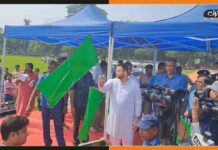 Dengue Update: हरी झंडी दिखा कर तेजस्वी यादव ने सैकड़ों वाहनों को किया रवाना, भगाएंगे डेंगू के मच्छर Tejashwi-Yadav