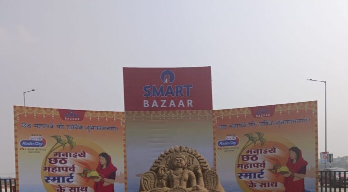 राजधानीवासी को खूब भा रही जेपी गंगा पथ पर रेत से बनी भगवान सूर्य की प्रतिमा