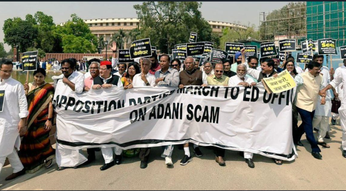 अडानी संकट को लेकर दिल्ली में राजनीतिक मार्च