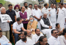 राहुल गाँधी ने क्या गलत किया? सत्याग्रह पर बैठे विपक्षी नेता, सोनिया-राहुल भी शामिल