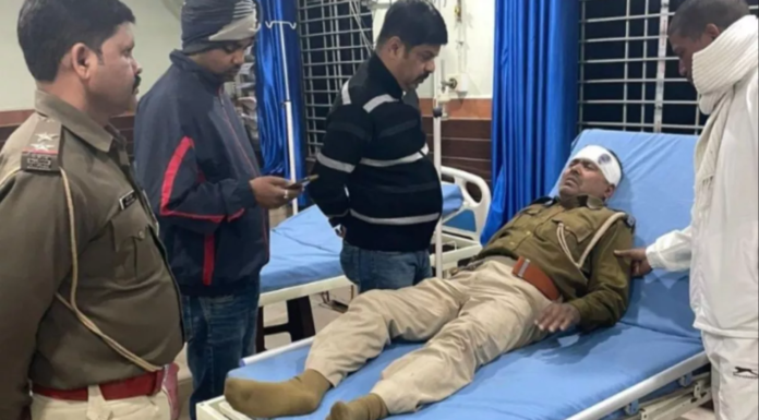 पुलिस वाहन को ट्रक ने मारी टक्कर। तीन जवान घायल